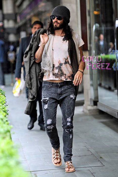 russell-brand-street-style-after-olympic-closing-ceremonies__oPt