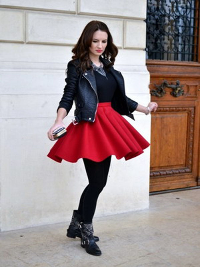 Черная юбка черная куртка. Кожаная куртка и красная юбка. Косуха с юбкой. Красное платье с косухой. Красная юбка и черная куртка.